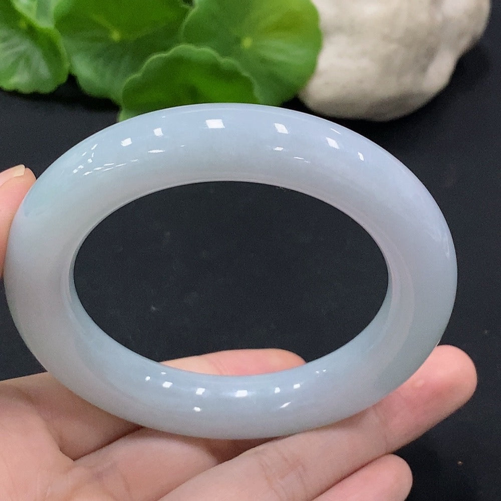Huiliu Certified Jadeite round bangle showcasing smooth, polished green jade with a glossy finish and traditional craftsmanship