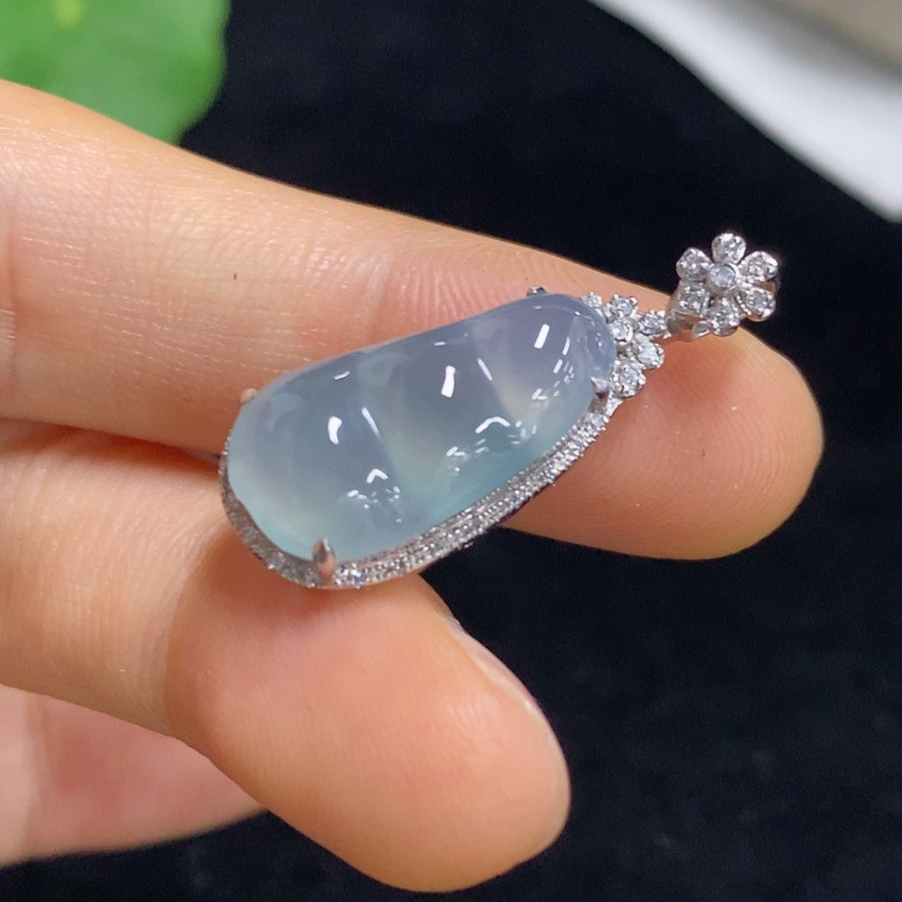 Jadeite Lucky Bean Pendant with 18K Gold and Diamond Accents, Total Weight Approximately 3.58g