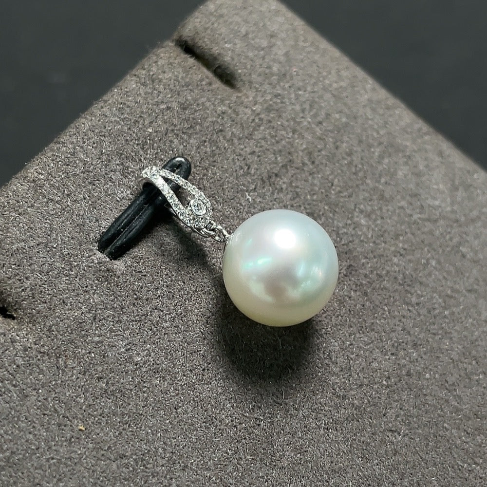 HKHQ seawater pearl pendant in 18K gold, approx. 10.8mm pearl with a total weight of 2.16g, showcasing elegant pearl jewelry.