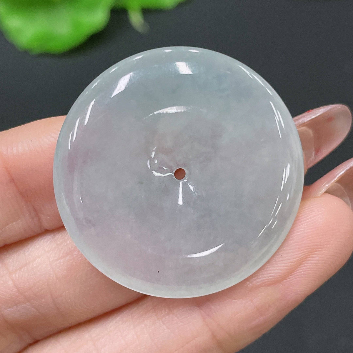 HUILIU HQ jadeite pendant featuring a peace knot design, weighing about 11.4g, showcasing smooth green jade craftsmanship.
