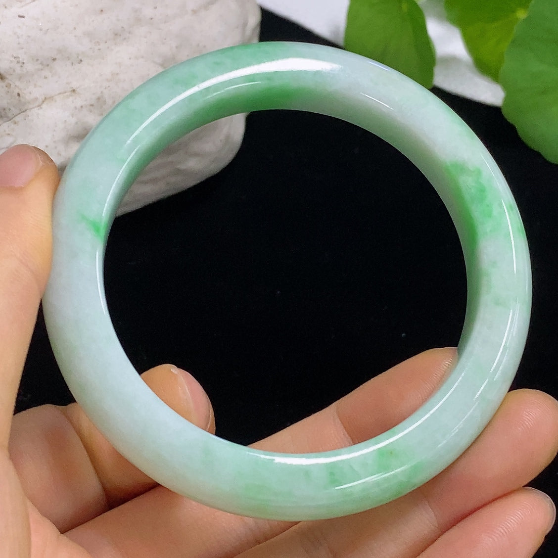 HKHQ jadeite round bangle weighing 57.1g, size 55.4, featuring smooth, polished jade surface and circular shape.
