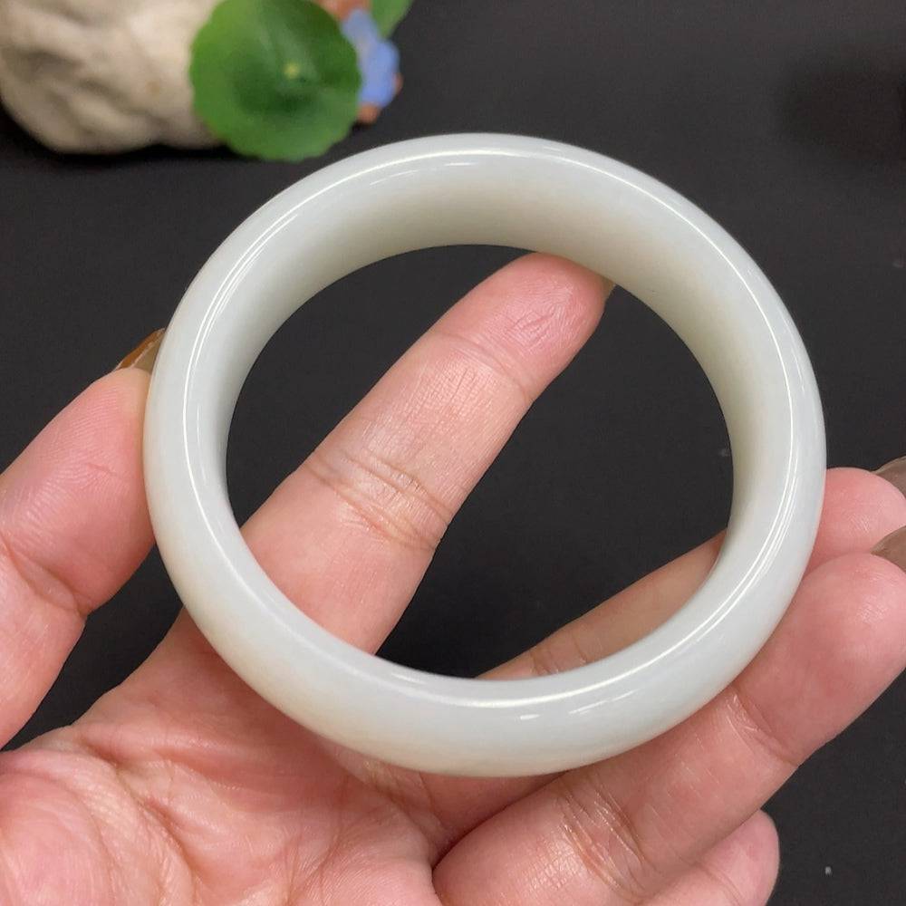 Round Hetian jade bracelet by HUILIU HQ featuring smooth, polished jade beads, size 60.9mm, weighing approximately 90.5 grams.