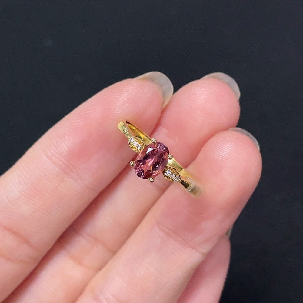 HKHQ 18K gold tourmaline ring featuring a vibrant green gemstone set in a sleek, elegant band.