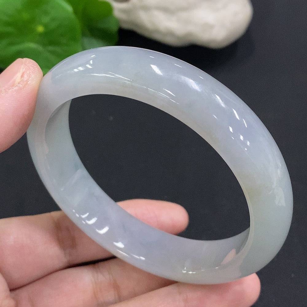 Huiliu certified green jadeite round bangle showcasing smooth, polished surface and traditional craftsmanship.