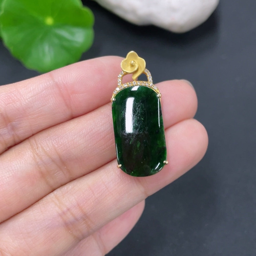 Colgante liso de jadeíta con oro de 18k y acentos de diamante, peso total aproximadamente 2.38g, contiene otros componentes minerales