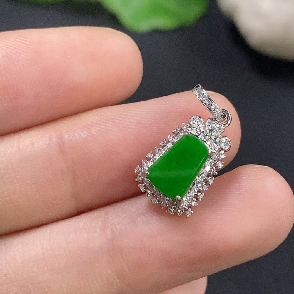 Jadeite Pendant with 18K Gold Setting, Total Weight Approx. 1.2g (Accented with Diamonds)