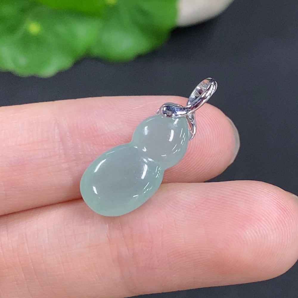 Jadeite Gourd Pendant with 18K Gold Clasp, Total Weight Approx. 2.4g, Non-Diamond
