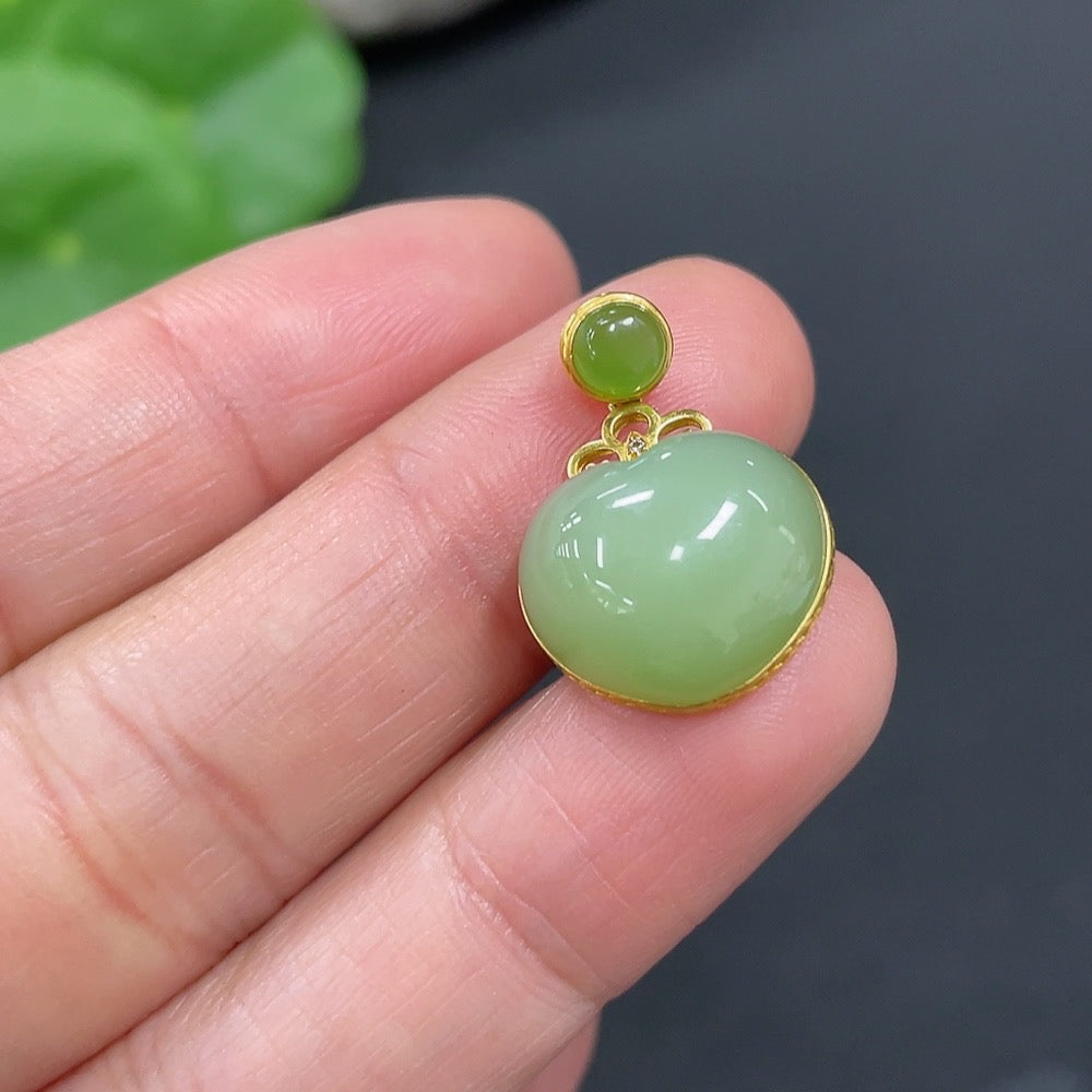 Huiliu Hetian Jade Jasper inlaid pendant featuring non-diamond design, showcasing intricate craftsmanship and natural stone details.