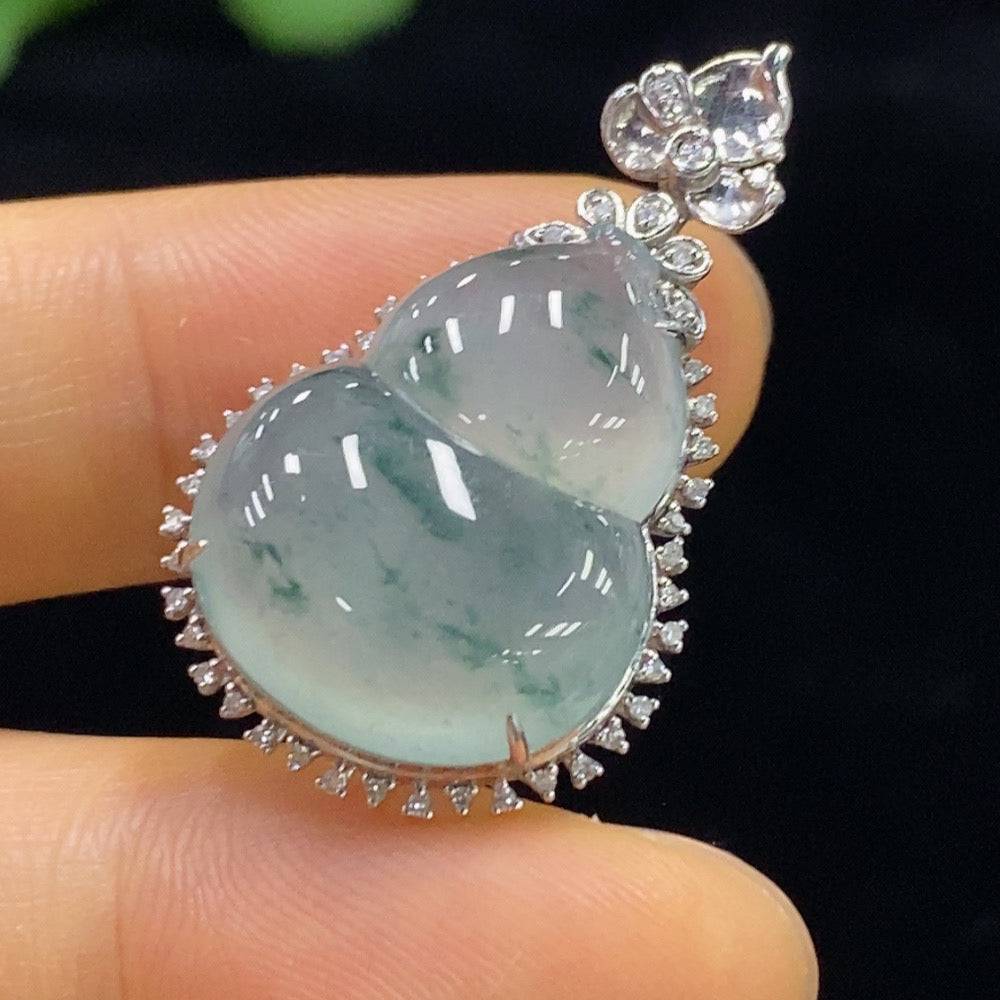 Jadeite gourd pendant by HUILIU HQ with 18K gold and diamond inlays, showcasing intricate craftsmanship and a polished finish.
