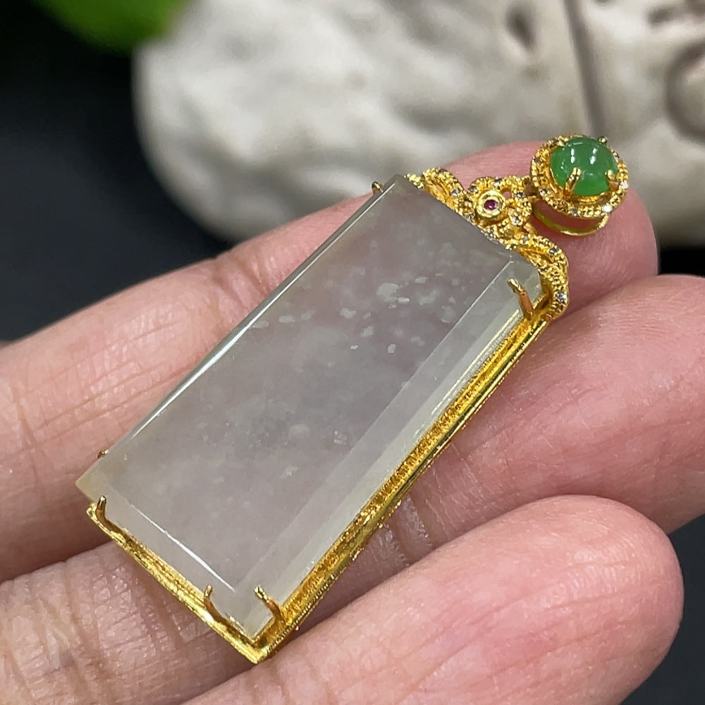 Jadeite Plain Pendant Necklace 18K Gold Setting with Diamond (Colorless)