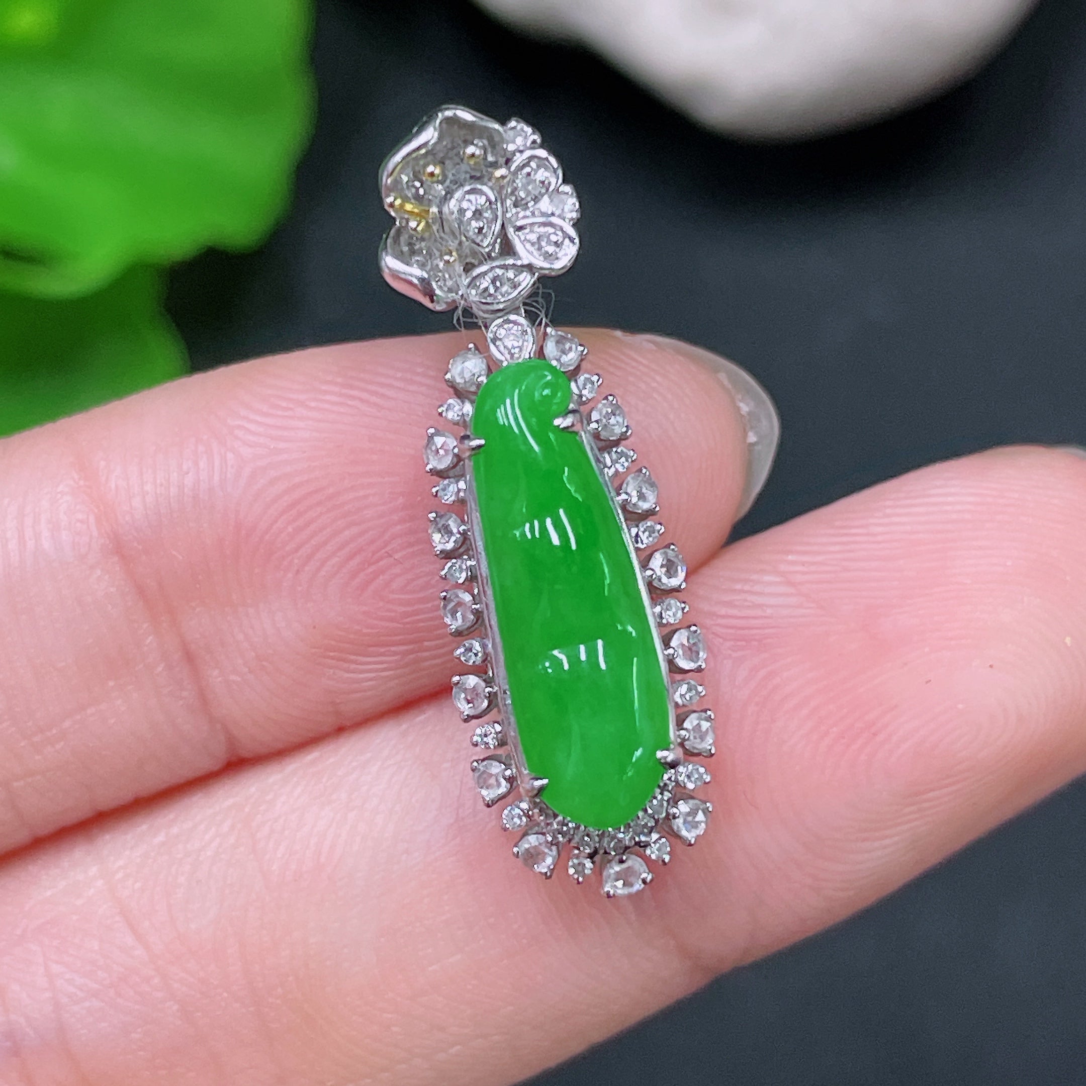 Jadeite Auspicious Bean Pendant with 18K Gold Setting, Total Weight Approx. 2.6g (Accented with Diamonds)
