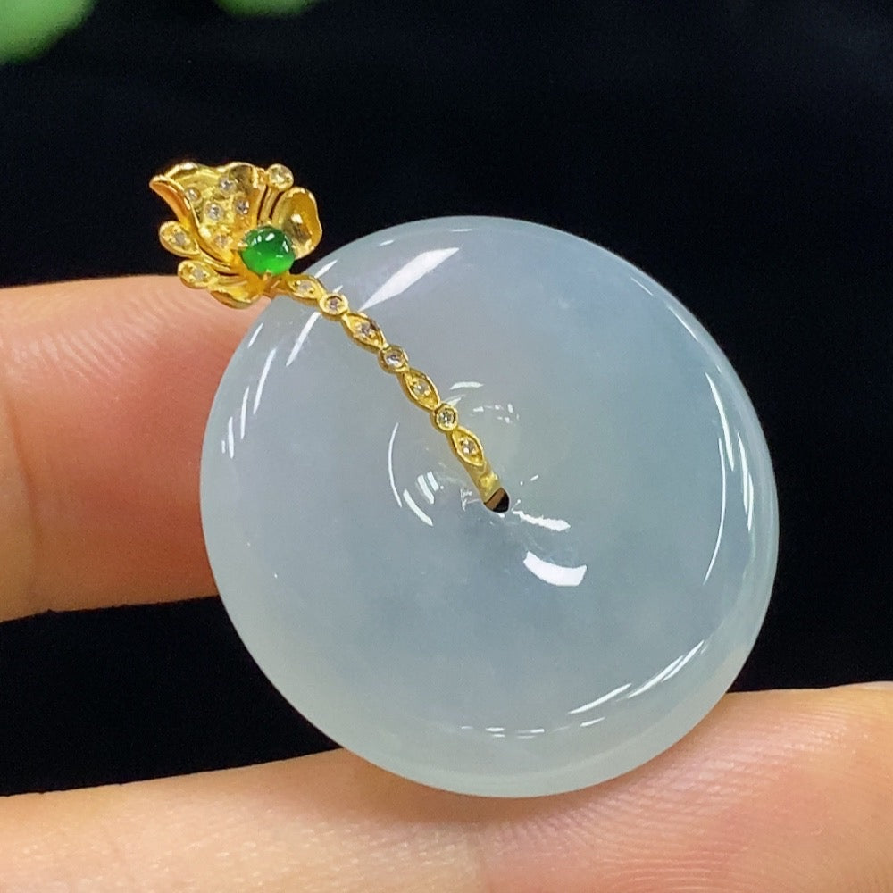 Colgante de seguridad de jadeíta con oro 18K y acentos de diamante, peso total aprox. 7.96g