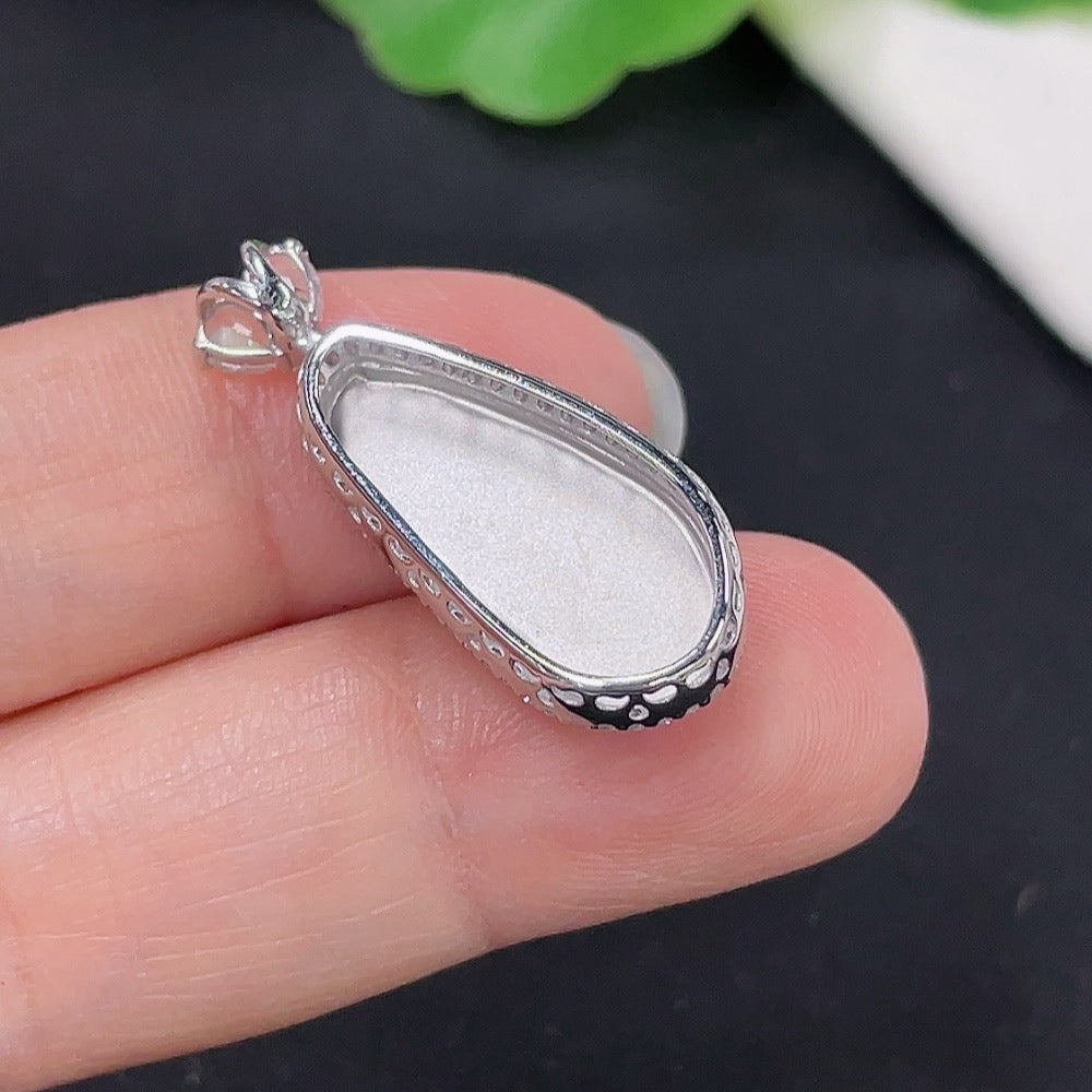 Jadeite Blessed Bean Pendant with 18K Gold Setting, Total Weight Approx. 3.2g (Non-Diamond)