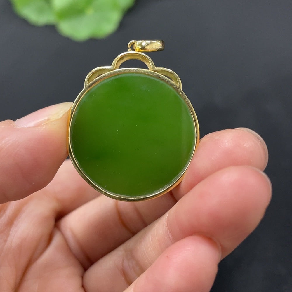 Hetian Jade Jasper inlaid pendant with 18k gold setting, plain design, crafted by HUILIU HQ, weighs approximately 8.1 grams.