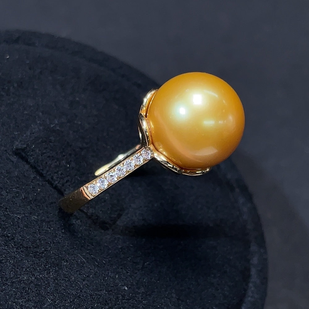 Saltwater pearl and diamond ring in 18K gold featuring a luminous pearl and sparkling diamonds, elegant jewelry by HKHQ.