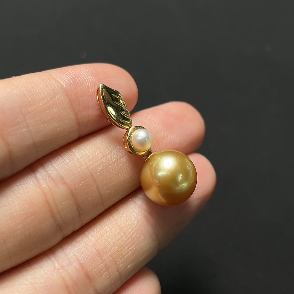 White seawater pearl pendant necklace with 18K gold-colored chain, 10.5mm pearl, from HKHQ, weighing approximately 2.42g.