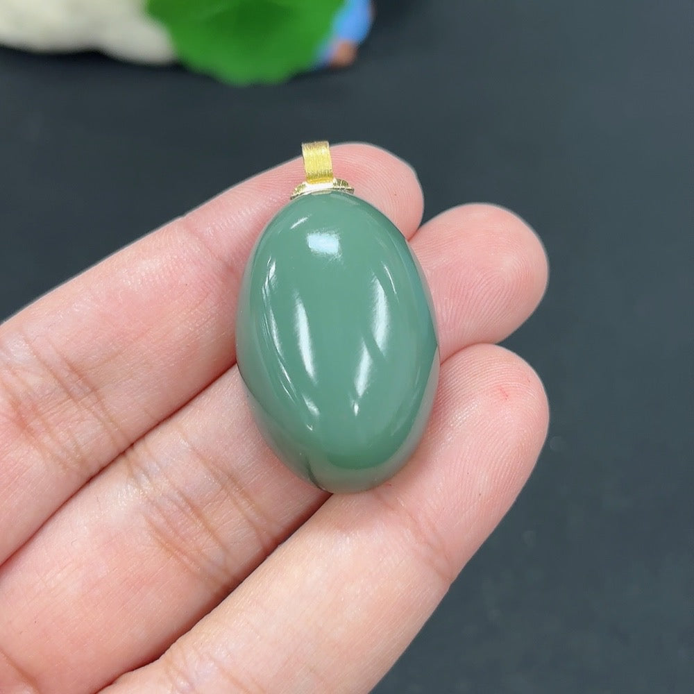 Hetian jade pendant inlaid with 18k gold, weighing approximately 12.7g, featuring intricate craftsmanship and a polished surface.