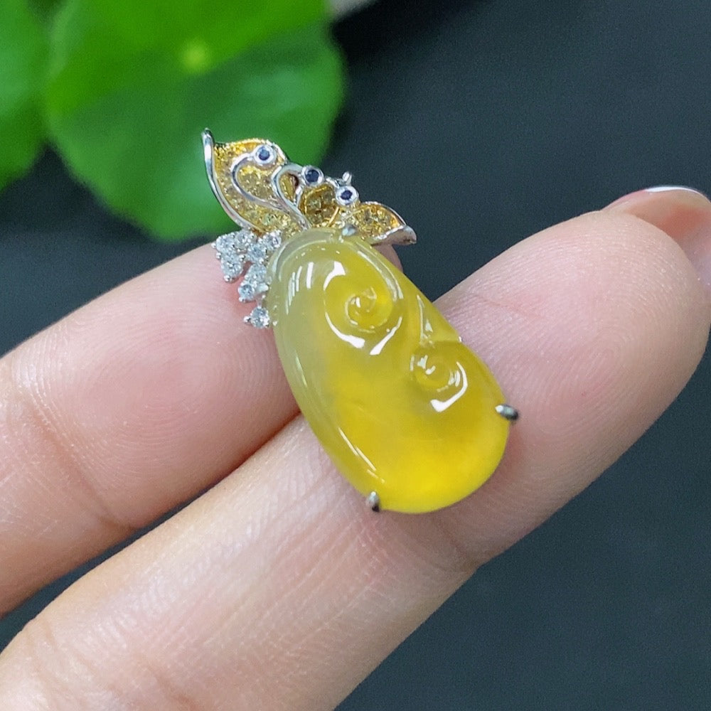 Jadeite-inlaid Ruyi Pendant in 18K Gold (Approx. 3.38g) with Diamond Accents (Color Origin Undetermined)