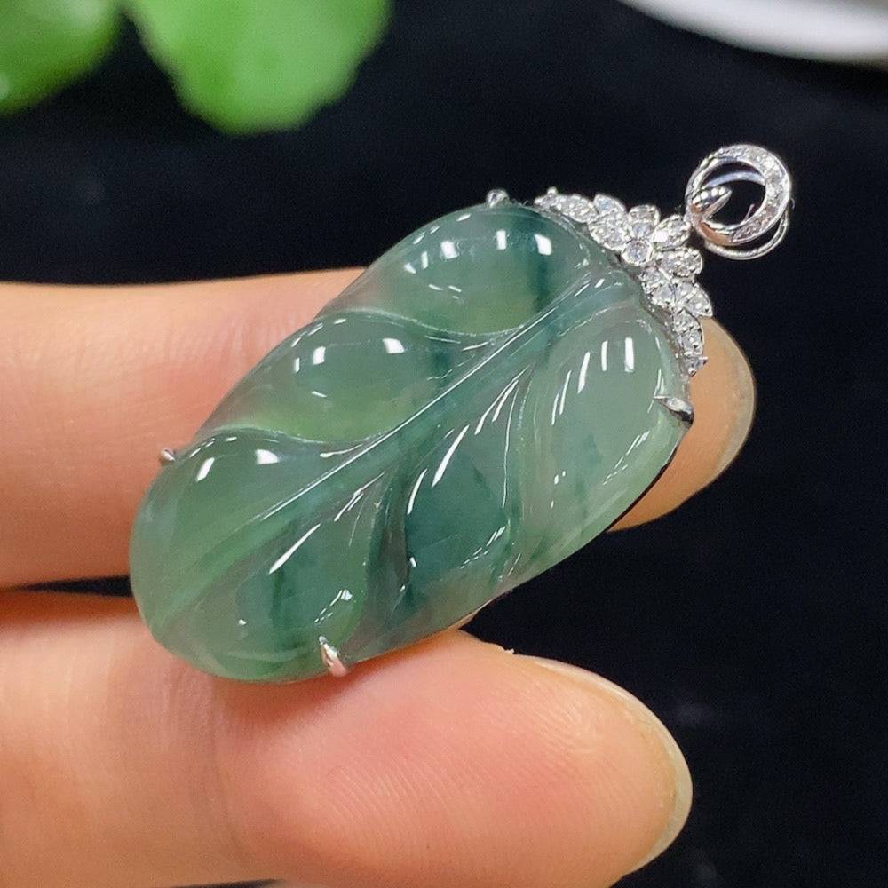 HUILIU HQ jadeite leaf pendant with 18k gold and diamond accents, featuring intricate leaf design and polished finish.