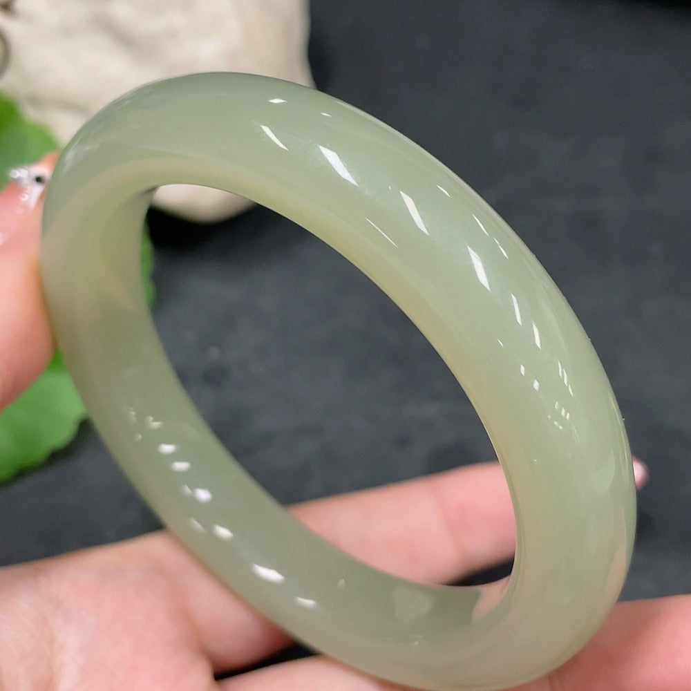 Hetian jade round bracelet by HUILIU HQ with a size of 58.2 and weight of 65.6g, showcasing smooth, polished jade beads.