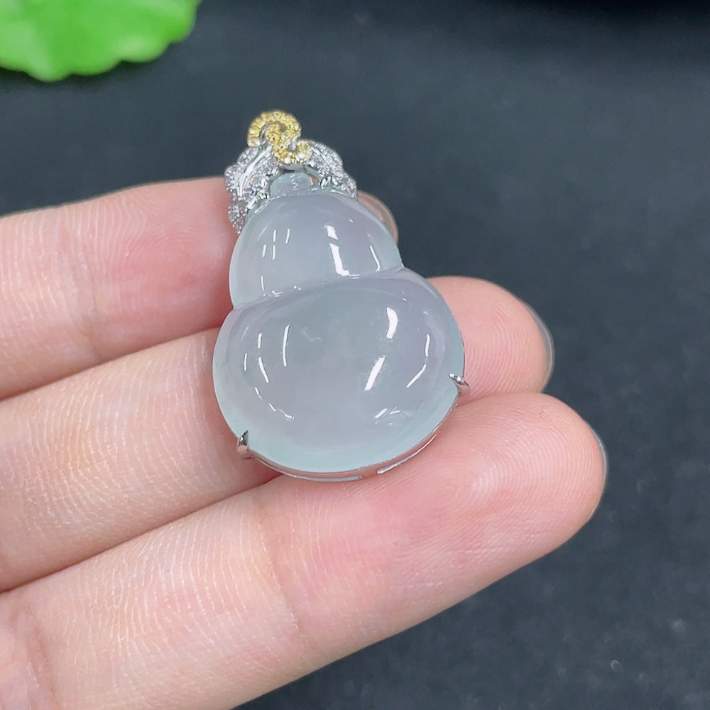 Jadeite gourd inlaid pendant 18K Gold with diamonds (colorless)