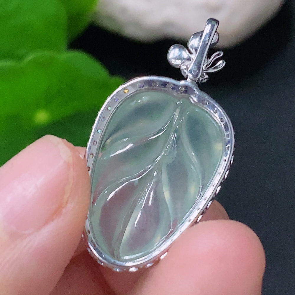 Jadeite Leaf Pendant with 18K Gold and Diamond Accent, Total Weight Approx. 3.39g