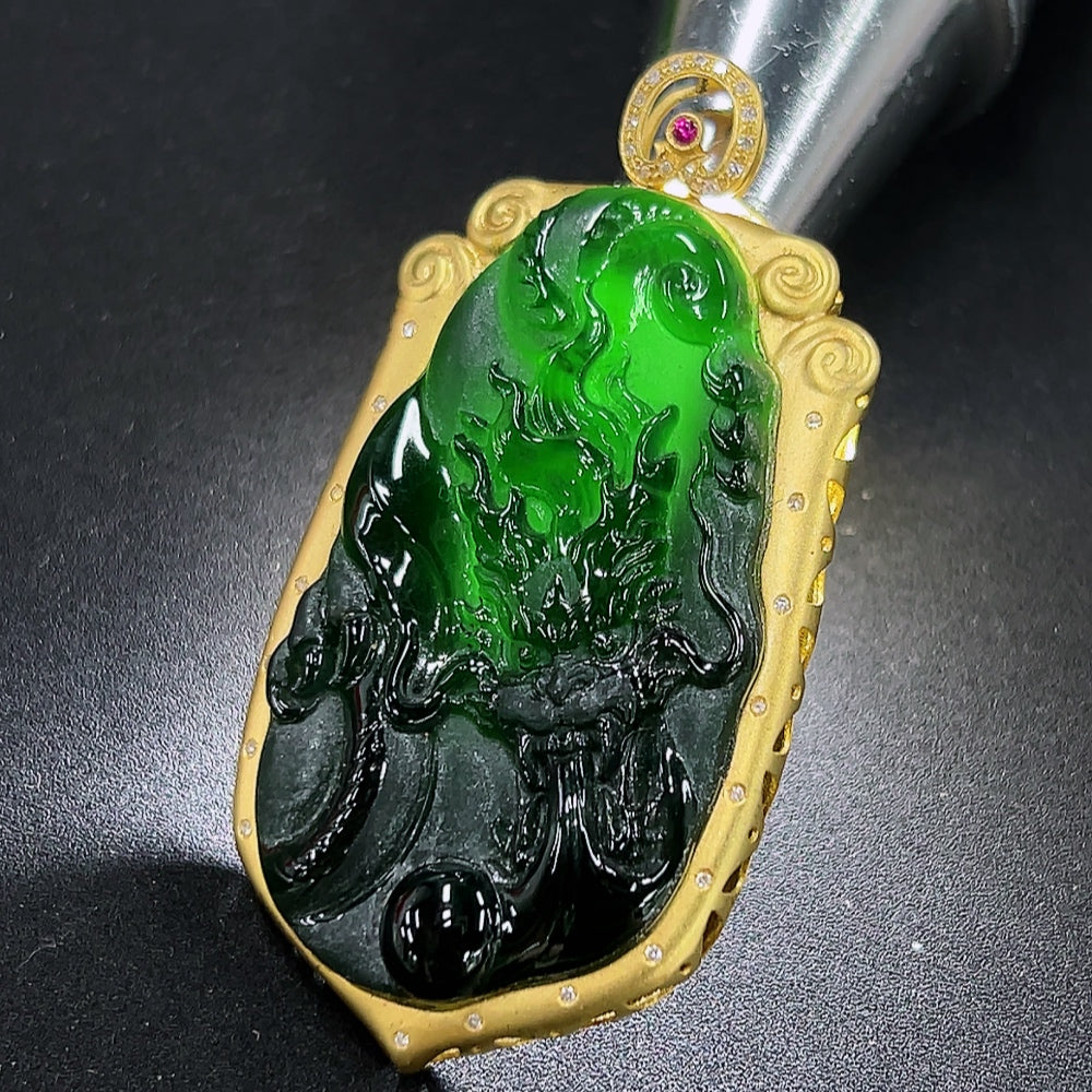 Jadeite Dragon Pendant with 18K Gold (Set with Colorless Diamonds)