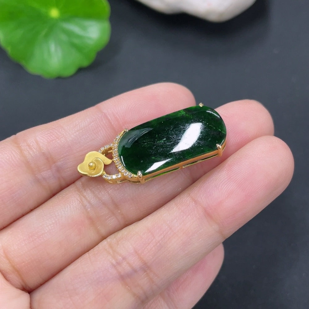 Jadeite Plain Pendant with 18k Gold and Diamond Accents, Total Weight Approximately 2.38g, Contains Other Mineral Components