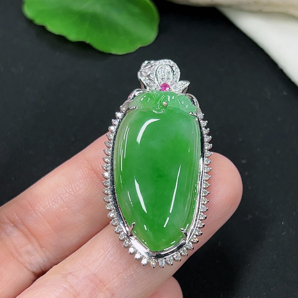 Jadeite fortune melon pendant in 18K gold with diamond accents, elegant necklace featuring a carved jade pendant.