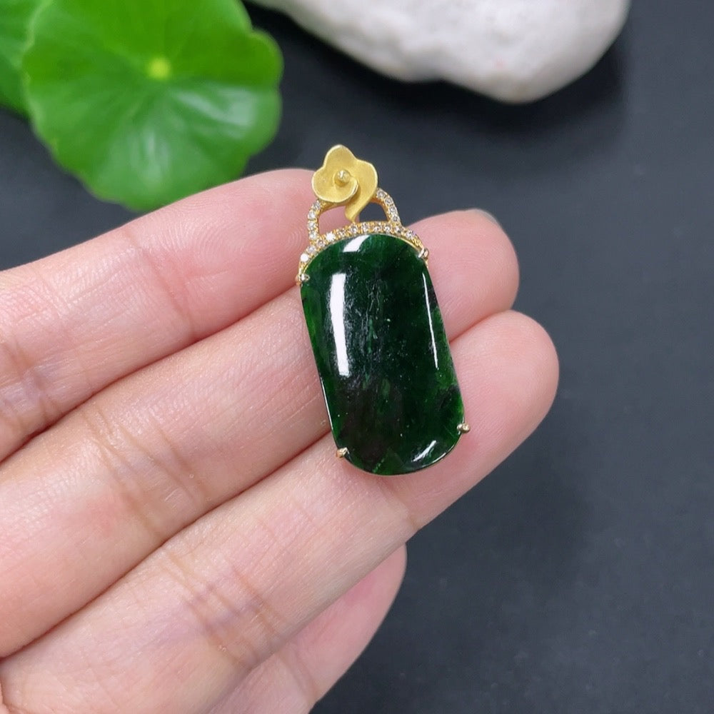 Colgante liso de jadeíta con oro de 18k y acentos de diamante, peso total aproximadamente 2.38g, contiene otros componentes minerales