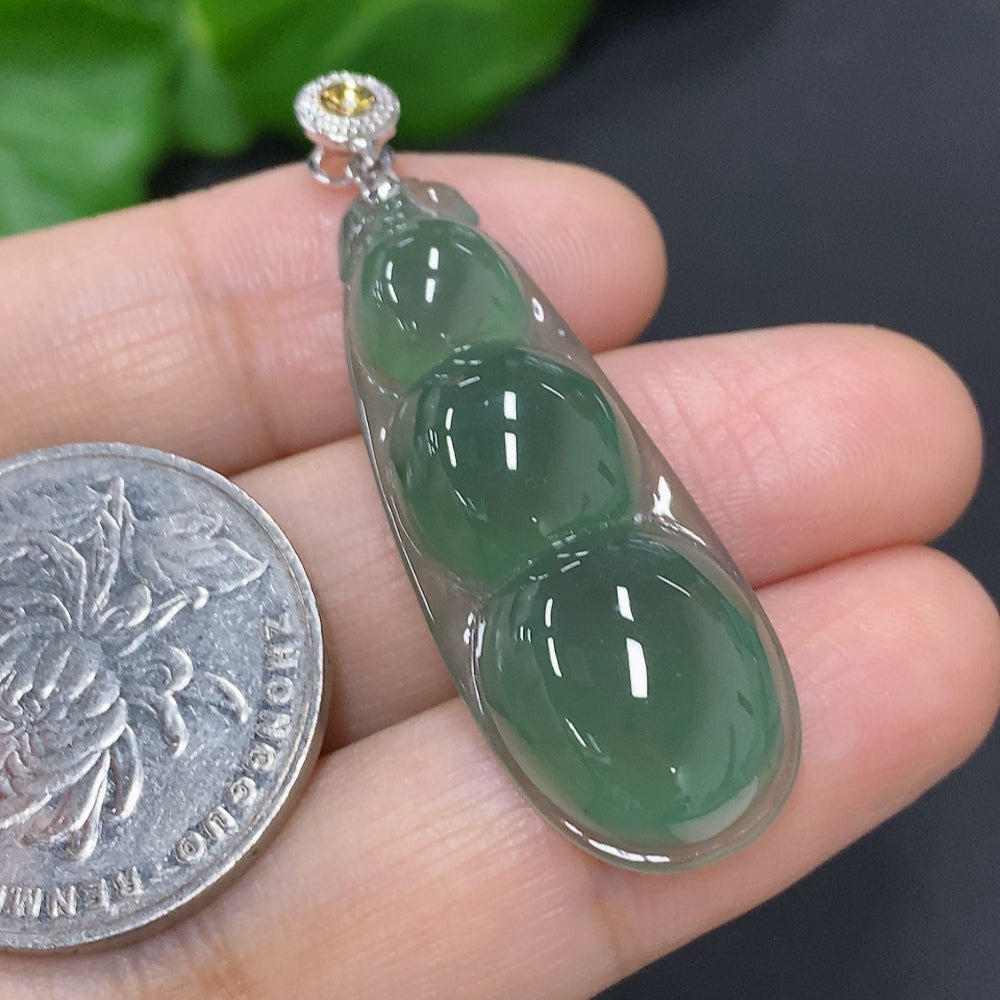 Jadeite Lucky Bean Pendant with 18K Gold Clasp, Total Weight Approximately 5.6g