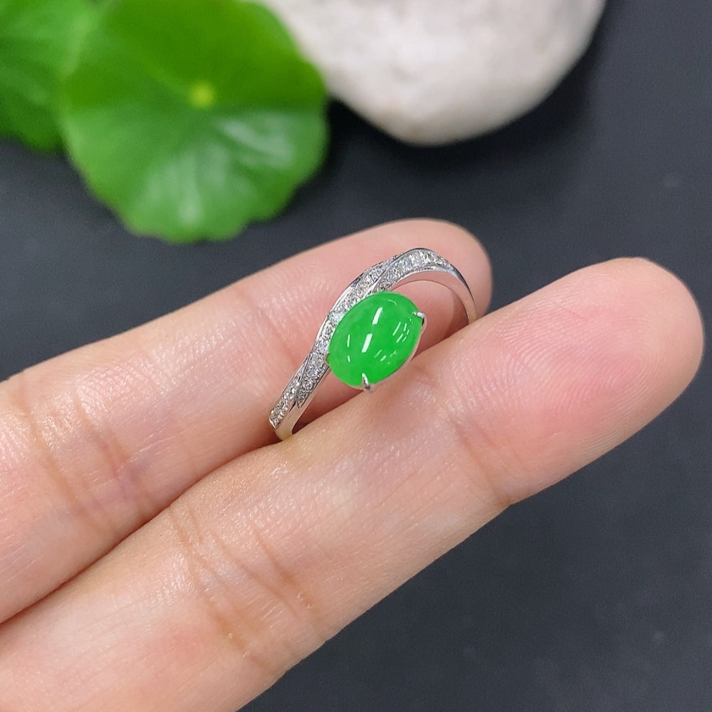 Anillo de jadeíta con oro de 18k y acentos de diamantes, talla 14, peso total aprox. 1.83g