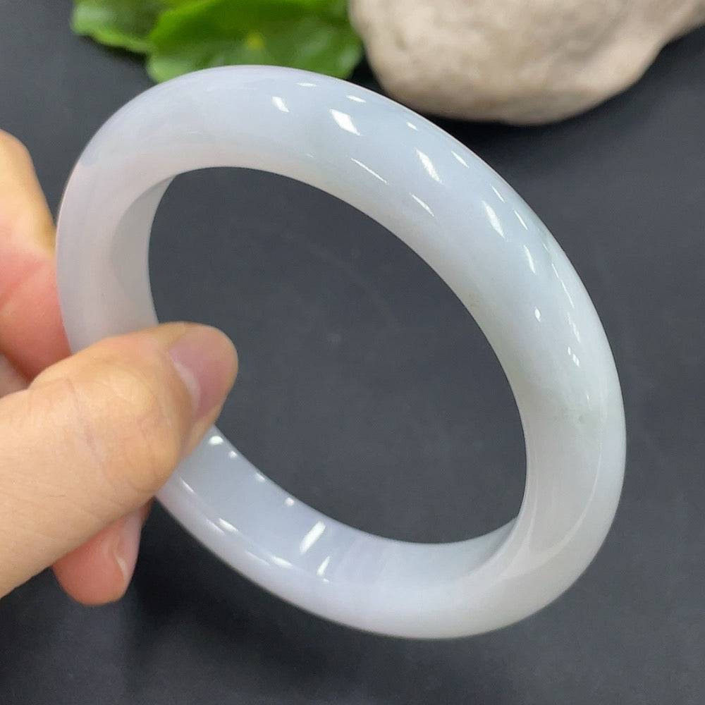 Huiliu certified jadeite round bangle showcasing smooth, polished jade surface with a vibrant green hue and elegant circular design.