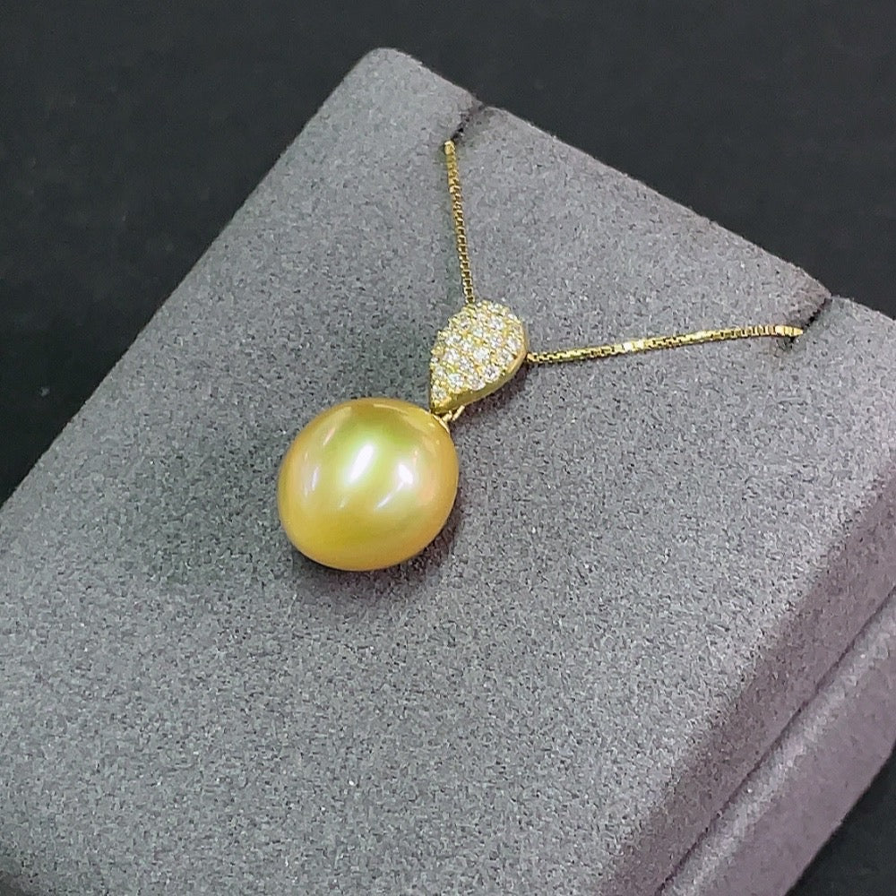 Saltwater pearl pendant necklace with 18K gold and diamond accents, elegant jewelry featuring a lustrous pearl and sparkling details.