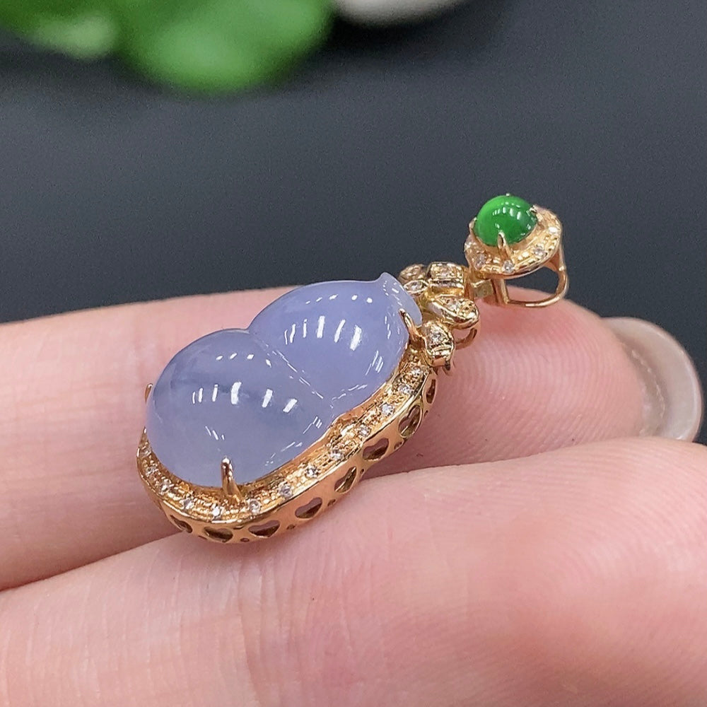 Jadeite Gourd Pendant with 18K Gold, Total Weight 2.54g