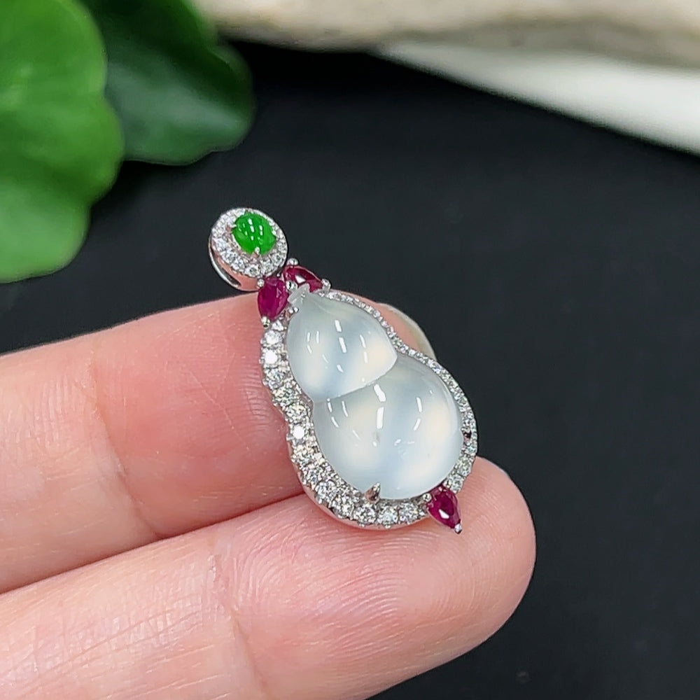 Jadeite Gourd Pendant 18K Gold (Set with Colorless Diamonds)