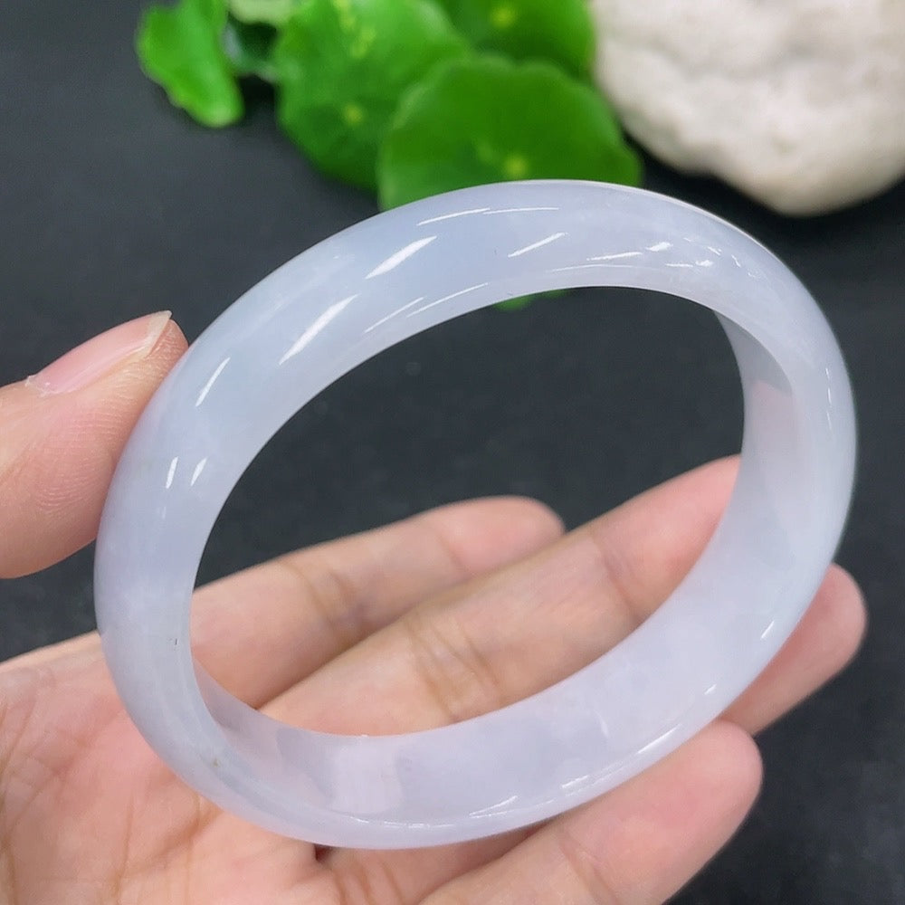 HKHQ jadeite concubine bracelet, size 55.2/50.7mm, weighs 41.18g, featuring smooth green jade stones on a delicate bracelet.