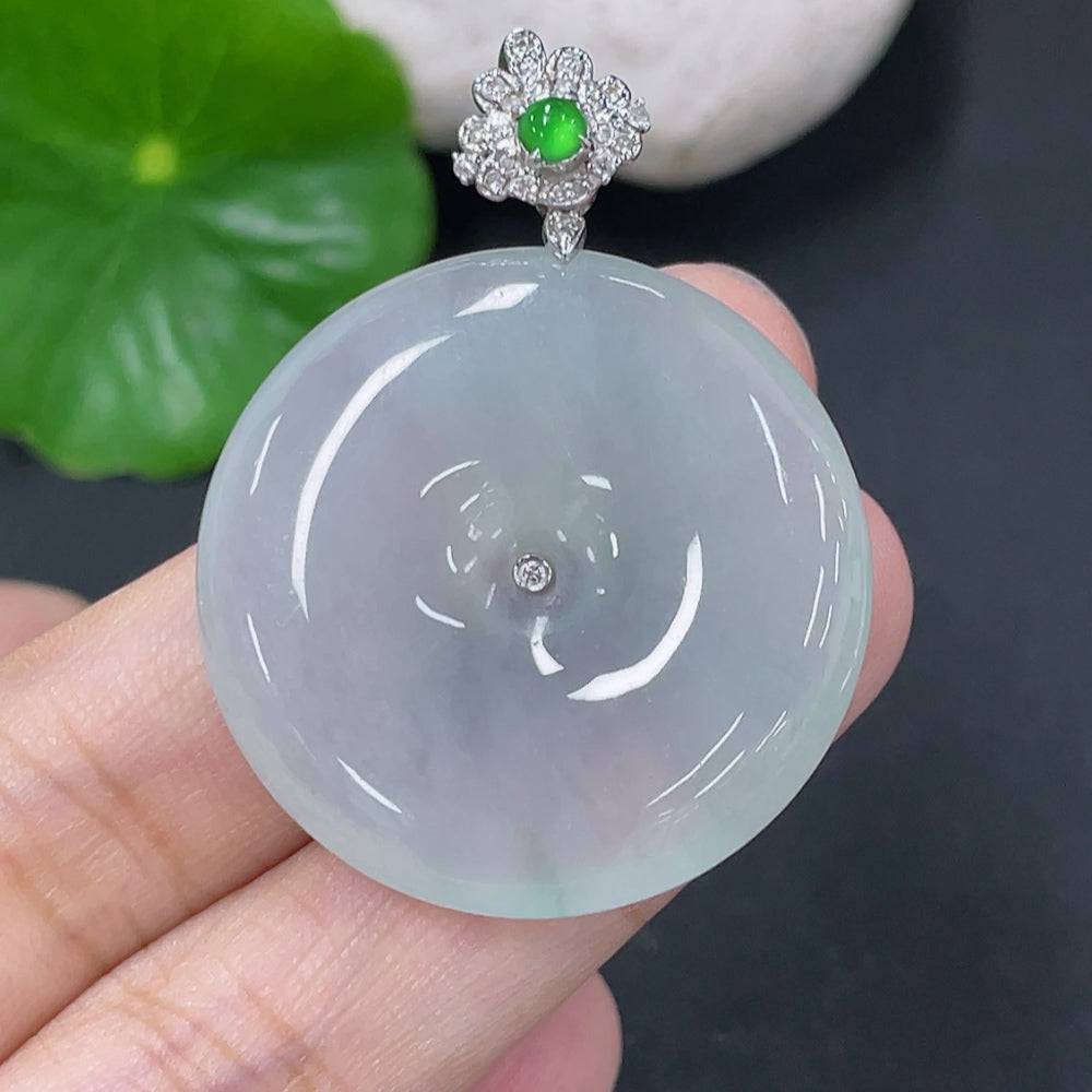 Jadeite Peace Knot pendant with 18k gold clasp, weighs approx. 12.2g, non-diamond, from HUILIU HQ, detailed jade jewelry image.