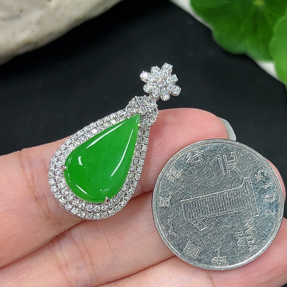 Jadeite inlaid pendant 18K gold Total weight about 6.6g (Diamond inlaid on main part only, buckle without diamond)