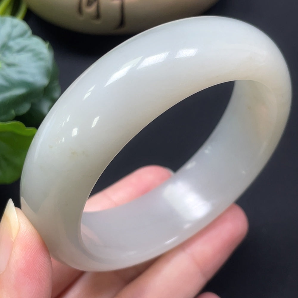 HKHQ Hetian Jade round bracelet, 60.1mm diameter, weighing approx. 98.35g, featuring smooth, polished jade beads.