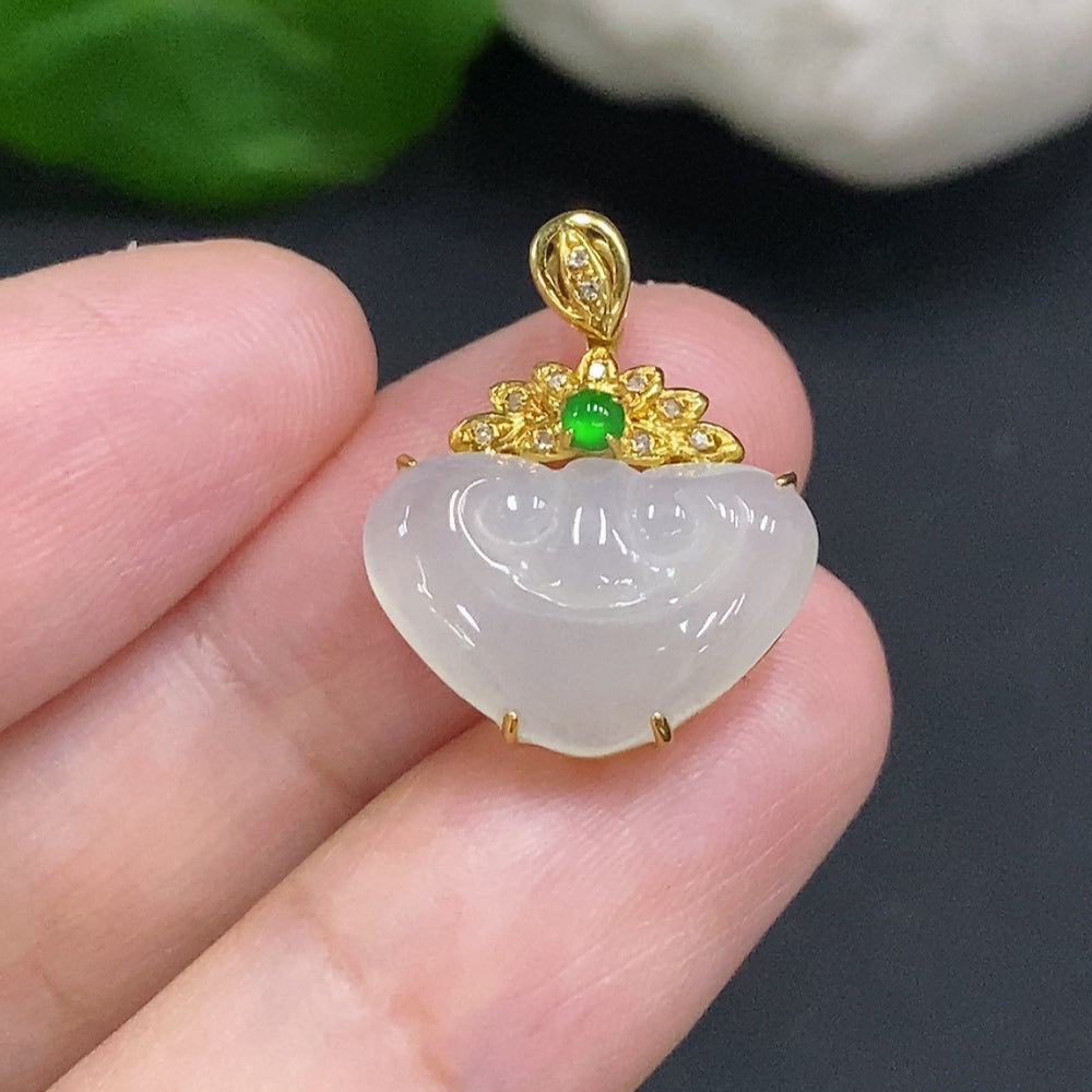 Colgante Incrustado de Ruyi de Jadeíta Oro 18K Peso Total Aproximado 2.1g (Con Acentos de Diamante)