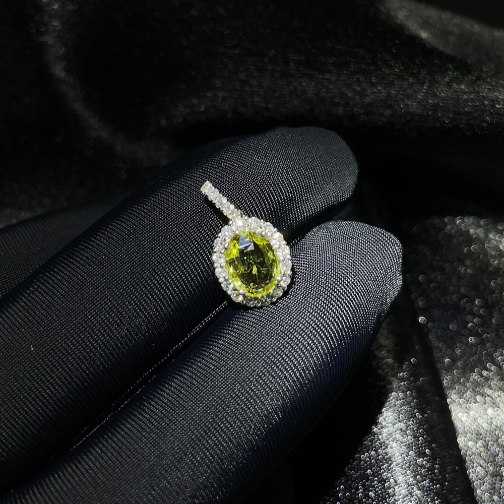 HKHQ 18K sapphire pendant with gemstones, undetermined color origin, weighing about 1.03 grams, showcasing elegant jewelry design