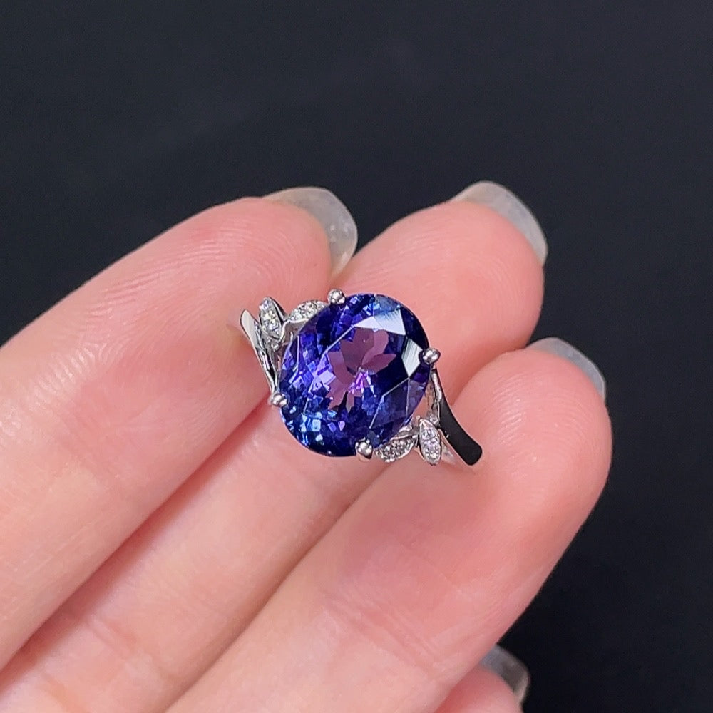 Elegant Tanzanite ring with 18K gold band, featuring a vibrant tanzanite gemstone and a sleek, stylish design.