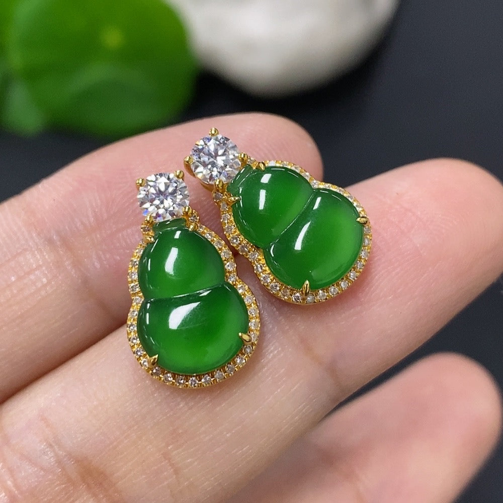 Jadeite gourd inlaid earrings 18K gold total weight approx. 3.4g (only the smallest accent stones are diamonds)