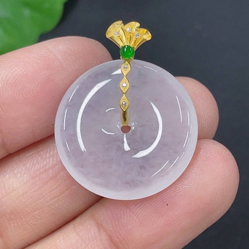 Jadeite Peace Knot pendant with diamond accents, 18k gold, weighing approx. 4.05g, from HUILIU HQ, close-up of jewelry detail