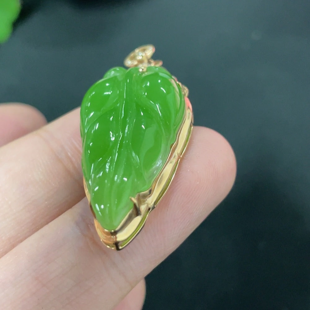 Hetian Jade Jasper Inlaid Pendant Leaf with Diamond (Colorless) 18K Gold Total Weight Approx. 4.5g