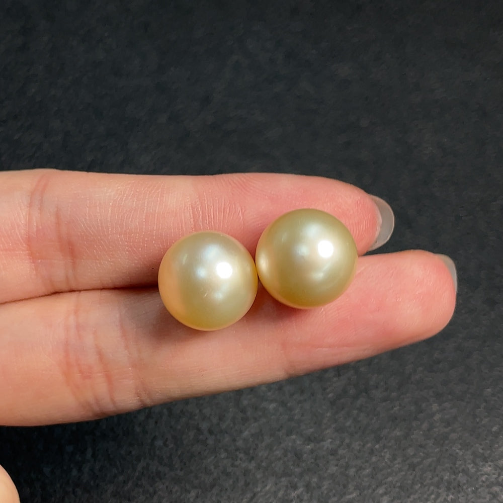 18k seawater pearl earrings, color origin undetermined, total weight approximately 5.84g, size about 12.3mm