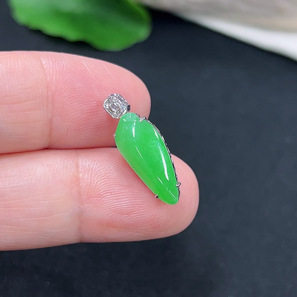 Jadeite Pendant with 18K Gold Setting (with Diamond Accents)