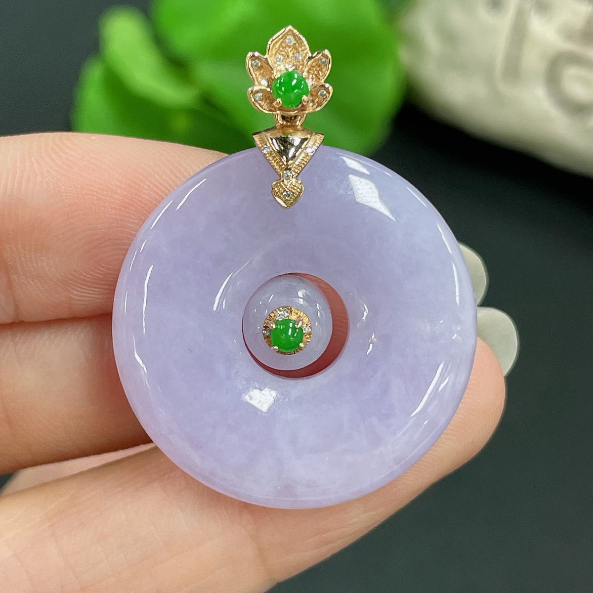 Jadeite pendant with mother-and-child buckle design, 18k gold inlaid with diamonds, from HKHQ, weighs approx. 10.09g.