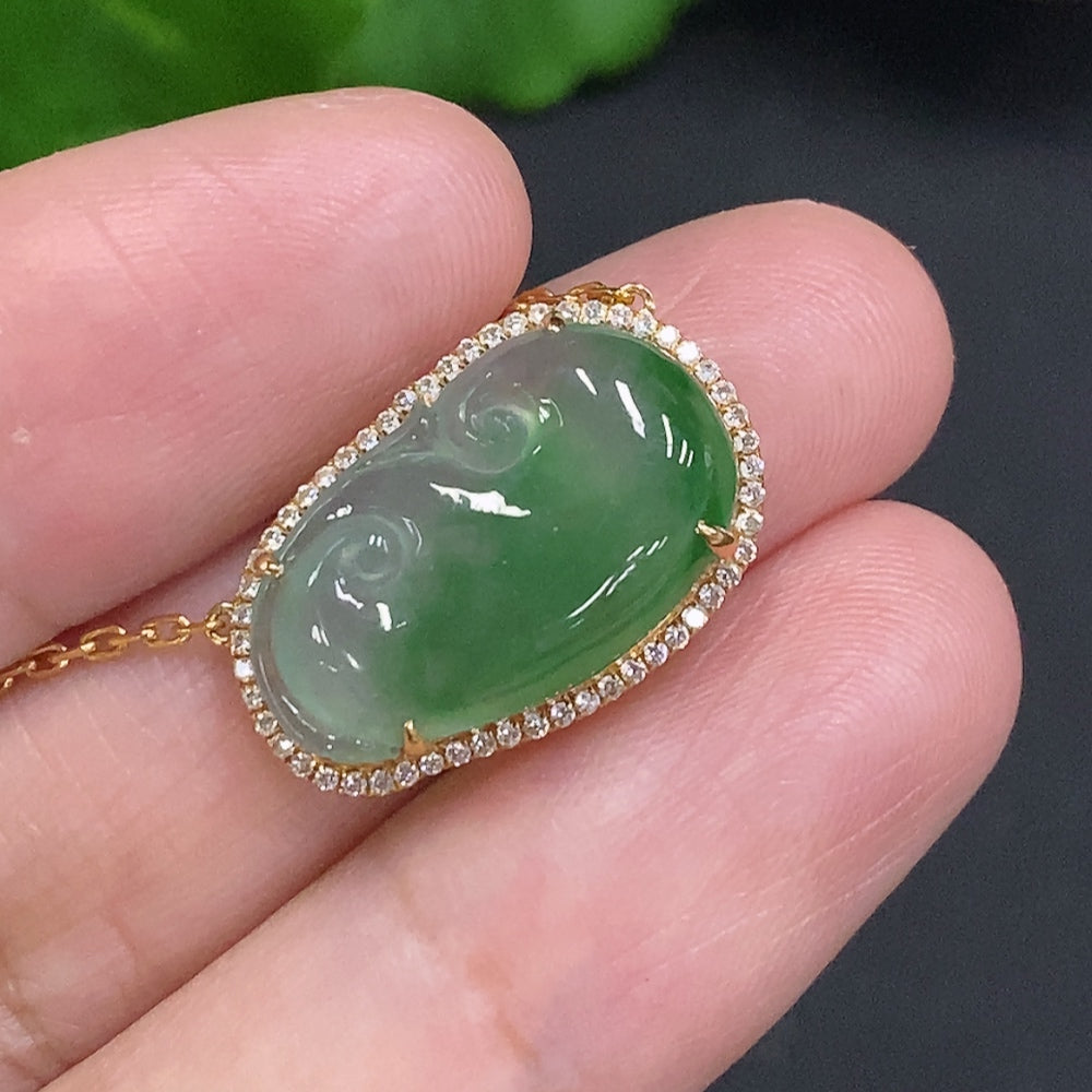 Colgante Ruyi de jadeíta incrustado en oro 18k peso total aprox. 5.2g (con acentos de diamante)